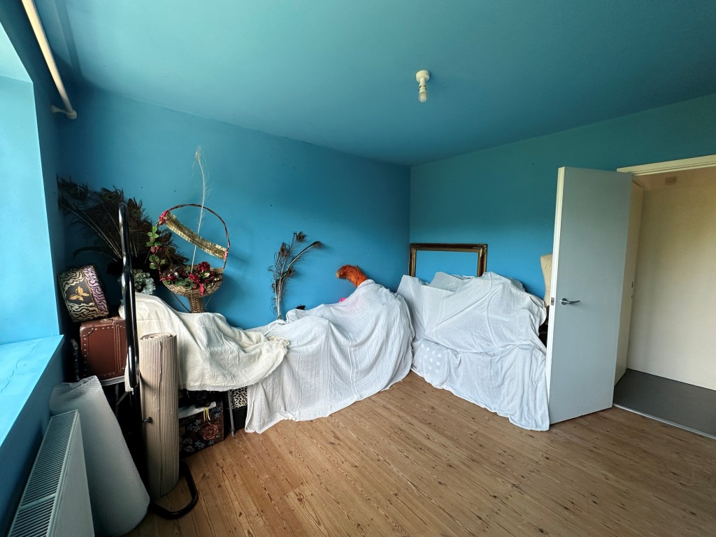 Lot: 125 - THREE-BEDROOM DETACHED HOUSE WITH POTENTIAL - Second Bedroom with window view over back garden